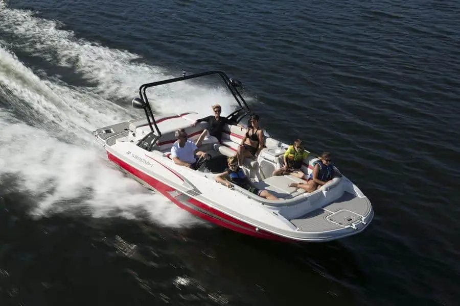 Bowrider vs. Deck Boat: What’s The Difference? – boat life 365